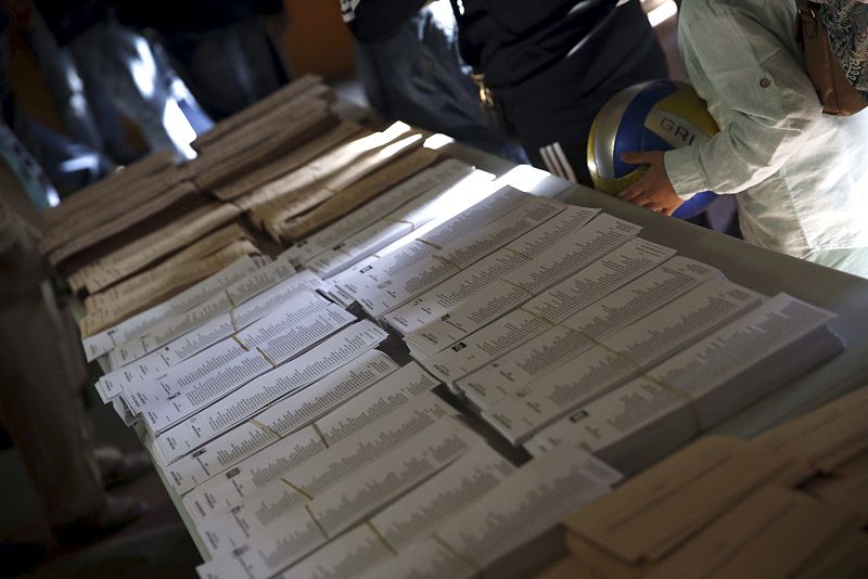 Detalle de las papeletas de los diferentes partidos en el colegio Pi Margall de Madrid.