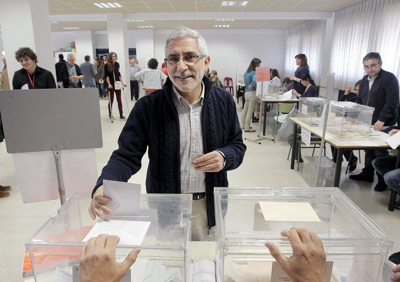 El candidato de IU a la presidencia del Principado, Gaspar Llamazares, deposita su voto en una mesa electoral del colegio de La Ería, en Oviedo.