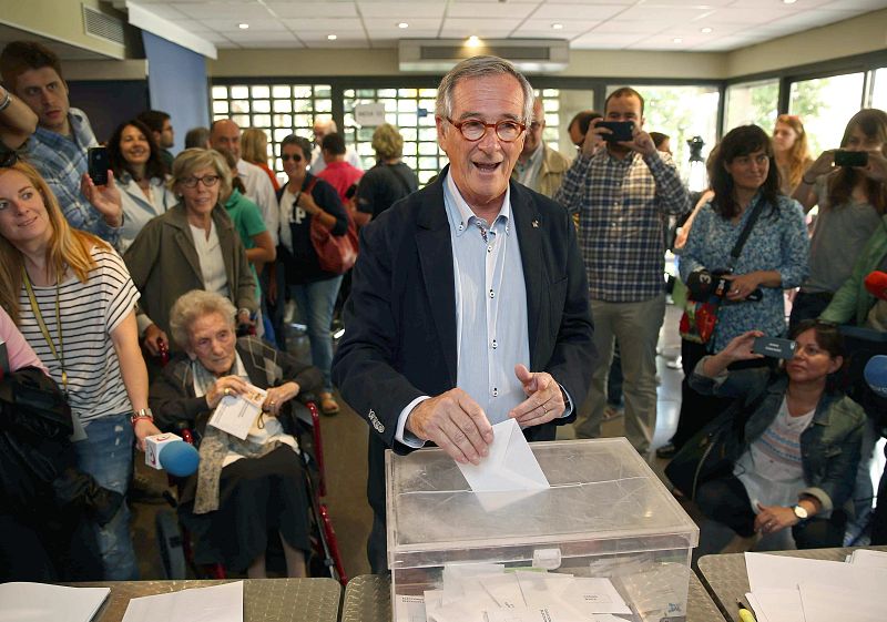 El alcalde de Barcelona y candidato a la reelección por CiU, Xavier Trias, acompañado de su esposa Puri Arraut y de su suegra, llega al colegio electoral donde ha votado esta mañana.