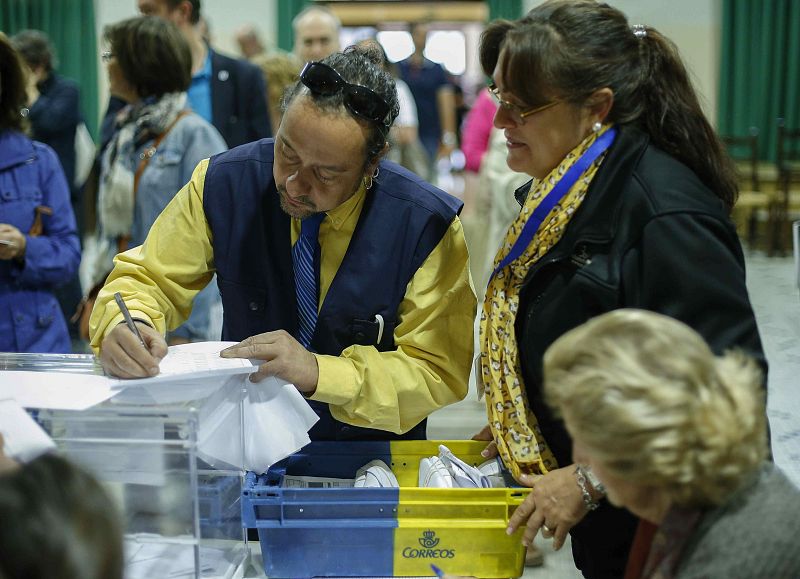 Llegada del voto por correo en el Colegio Sagrado Corazón de Jesús en Madrid, durante los comicios municipales y autonómicos que se celebran hoy.
