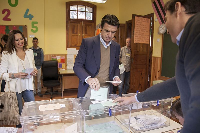 El ministro de Industria y presidente del PP de Canarias, José Manuel Soria, ha ejercido su derecho al voto, en compañía de su mujer en el colegio público Adela Santana de Tarifa, en Las Palmas de Gran Canaria.
