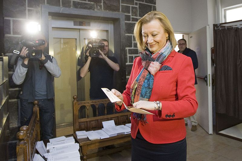 La candidata del PP al Gobierno de Aragón, Luisa Fernanda Rudi, momentos antes de ejercer su derecho al voto en el Colegio Montessori de Zaragoza.