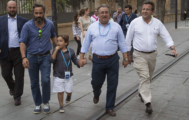 El candidato del PP a la alcaldía de Sevilla y actual alcalde en funciones, Juan Ignacio Zoilo (c), junto a su hijo Fernando y sus colaboradores, a su llegada esta noche a la sede del partido en Sevilla.