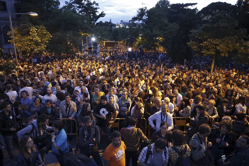 Simpatizantes de Ahora Madrid siguen los resultados electorales en la Cuesta de Moyano, en Madrid.