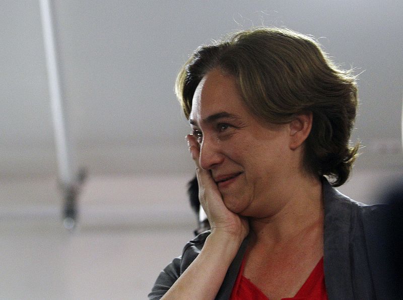 Ada Colau, de Barcelona en Comú, llora tras convertirse en la primera mujer que ha ganado las elecciones municipales en Barcelona.