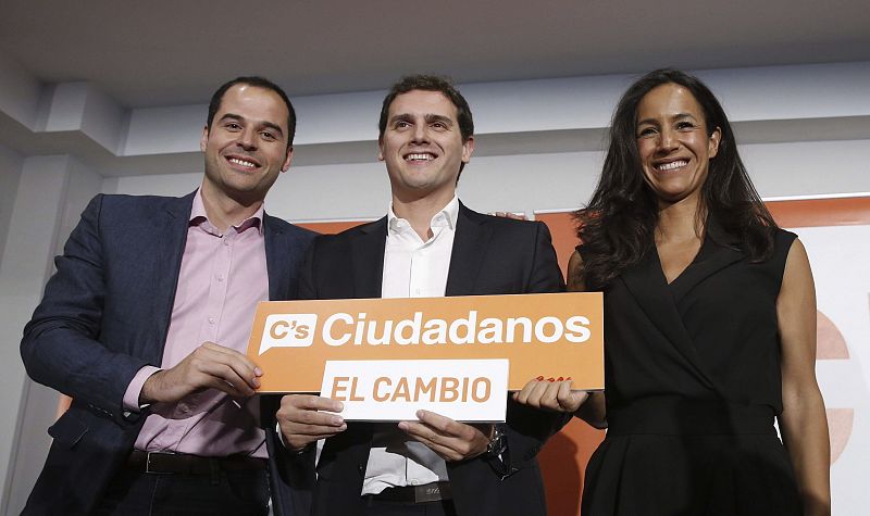 El presidente de Ciudadanos, Albert Rivera, la candidata a la alcaldía de Madrid, Begoña Villacís y el candidato a la presidencia de la Comunidad de Madrid, Ignacio Aguado, durante el acto de cierre de campaña que celebran en Madrid.