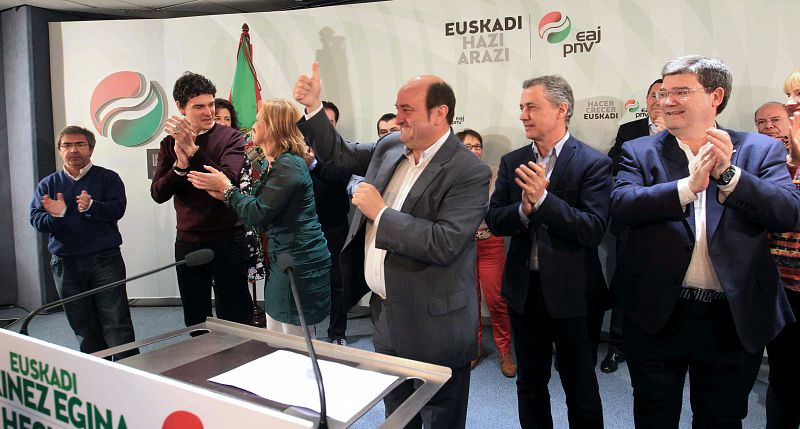 El lehendakari Iñigo Urkullu y el presidente de este partido, Andoni Ortuzar (3d), acompañado de otros candidatos de esta formación, celebran los buenos resultados a la sede central del PNV Sabin Etxea.