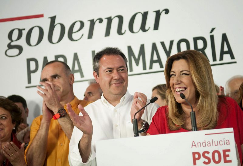 El candidato socialista a la Alcaldía de Sevilla, Juan Espadas, arropado por la Secretaria General del PSOE-A, Susana Díaz, esta noche, tras saber los resultados de las elecciones municipales.