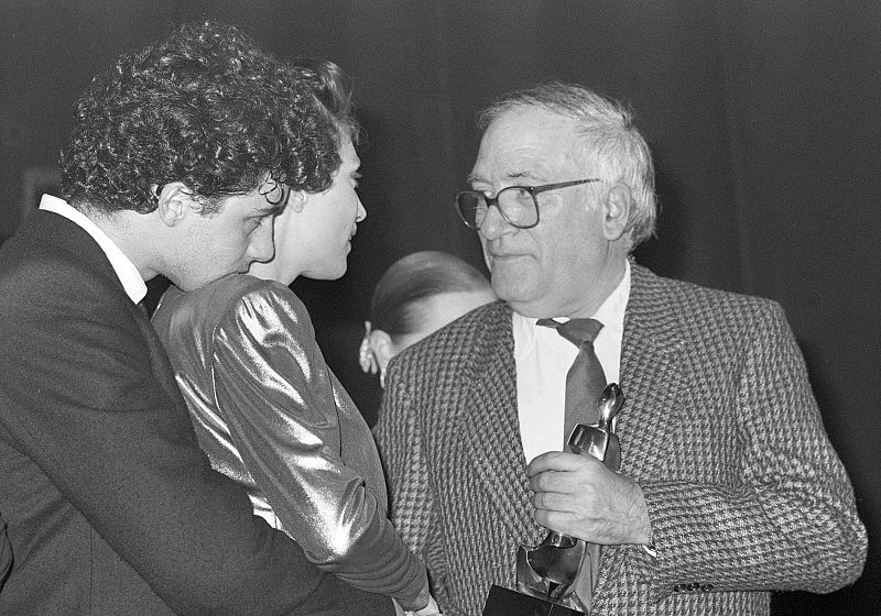 Imagen del director de cine Vicente Aranda (dcha) cuando recibió el premio Fotogramas de Plata 1987