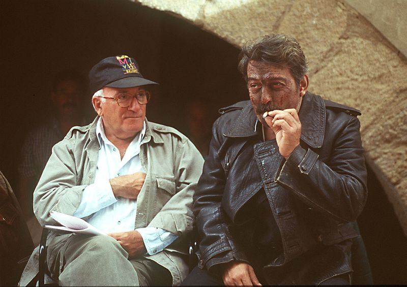 El cineasta Vicente Aranda junto al actor Pepe Sancho durante un rodaje en 1998