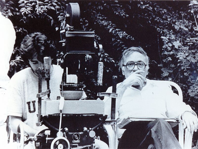 El cineasta Vicente Aranda junto a una cámara de cine en un rodaje en 1994.