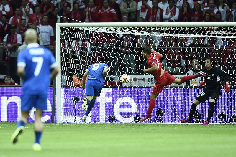 El delantero croata Nikola Kalinic anota el 1-0 para el Dnipro en el minuto 7 de juego.