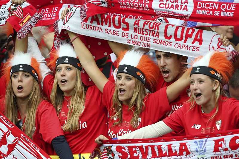 Aficionadas sevillistas animan a su equipo en el Estadio Nacional de Varsovia.
