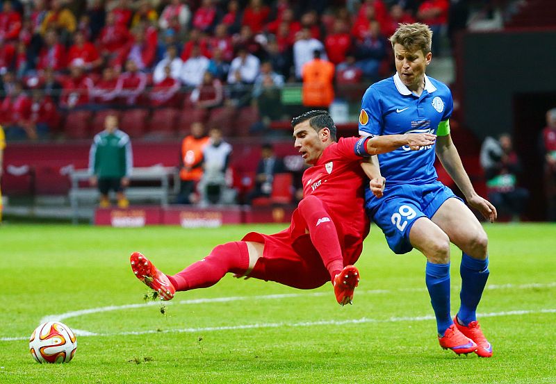 Reyes cae ante un jugador del Dnipro ucraniano.