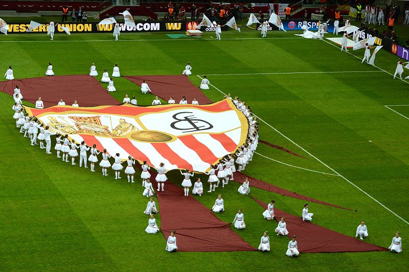 Una bandera gigante del Sevilla, durante la ceremonia de apertura.