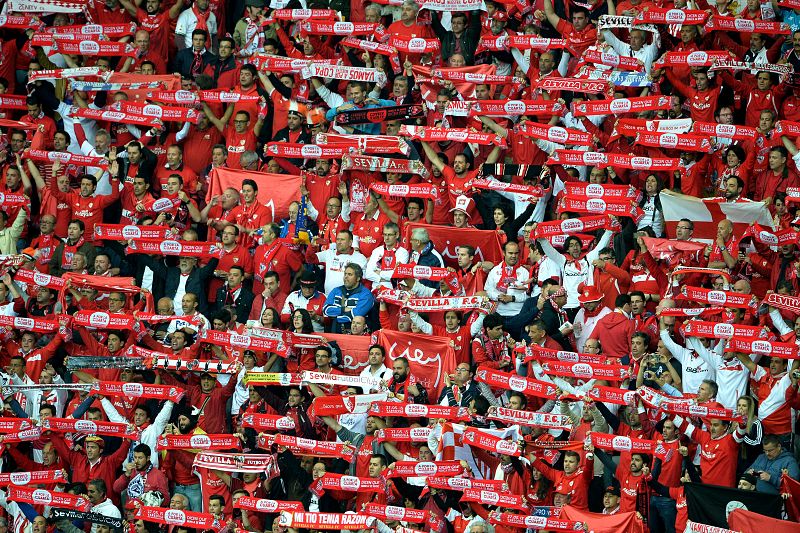 Miles de aficionados sevillistas se han desplazado a Polonia para acompañar a su equipo.