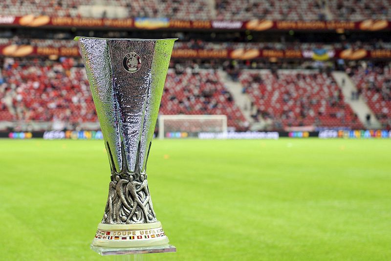 El trofeo de la UEFA Liga Europa se exhibe en el campo antes del inicio del partido entre el Dnipro Dnipropetrovsk y el Sevilla FC en el Estadio Nacional de Varsovia.