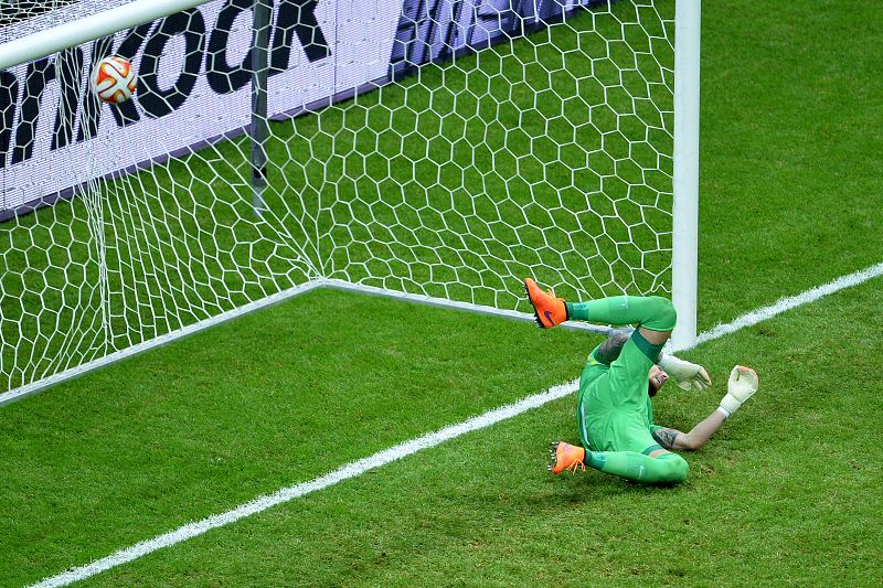 El guardameta del Dnipro Denys Boiko no puede atajar el disparo de Krychowiak.