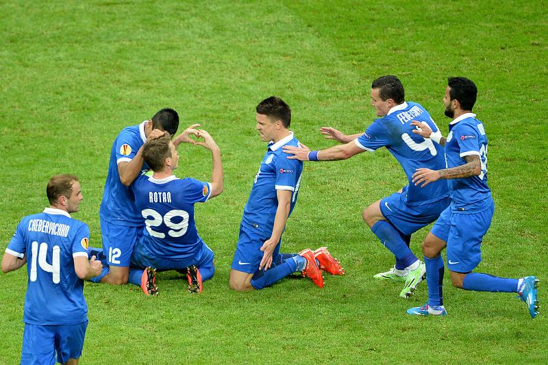 Los jugadores del Dnipro celebran el 2-2 anotado por Rotan.