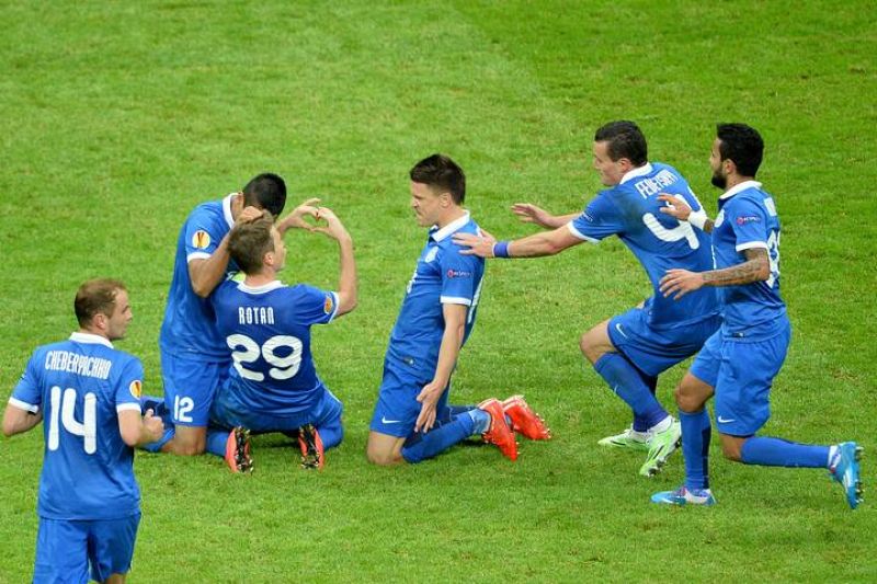 Los jugadores del Dnipro celebran el 2-2 anotado por Rotan.