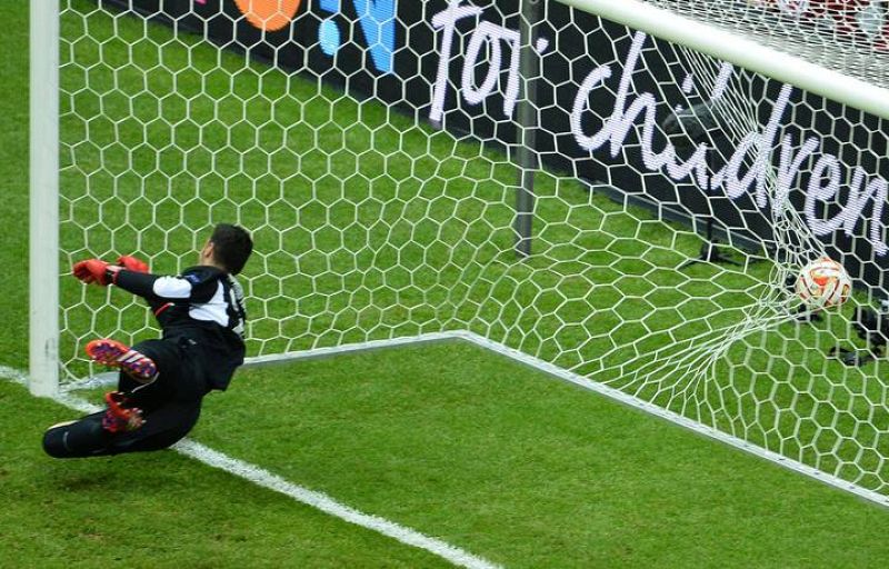 Sergio Rico no ha podido atajar el lanzamiento de falta directa de Rotan (2-2).