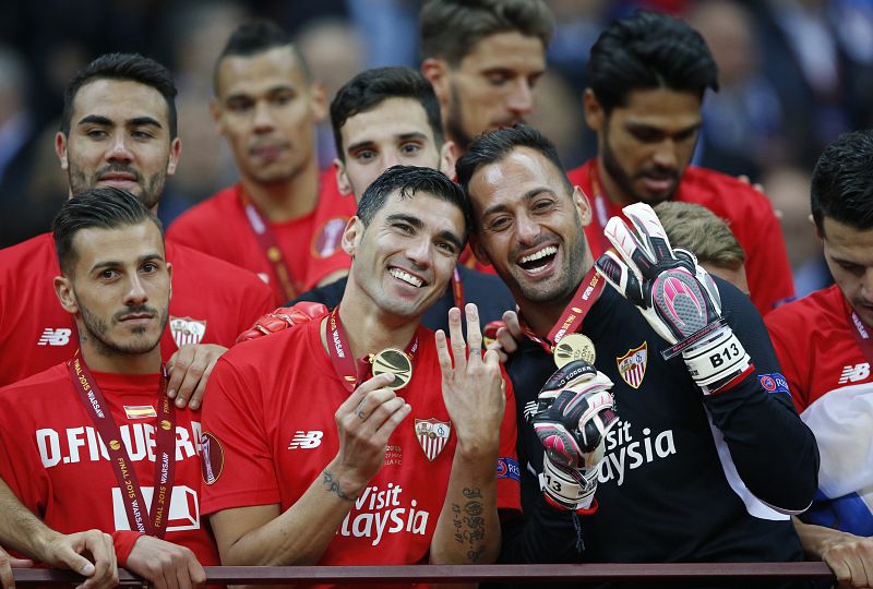 Reyes y Beto, en el centro de la imagen, celebran el títlo conseguido.