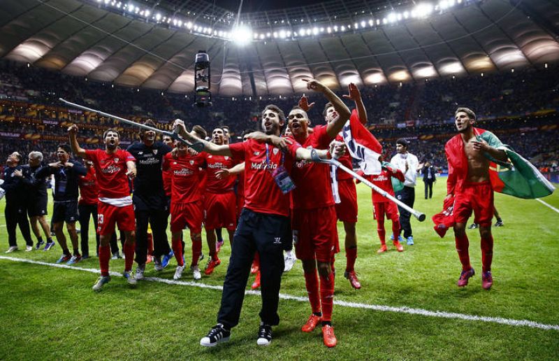 Así han festejado el triunfo los jugadores hispalenses.