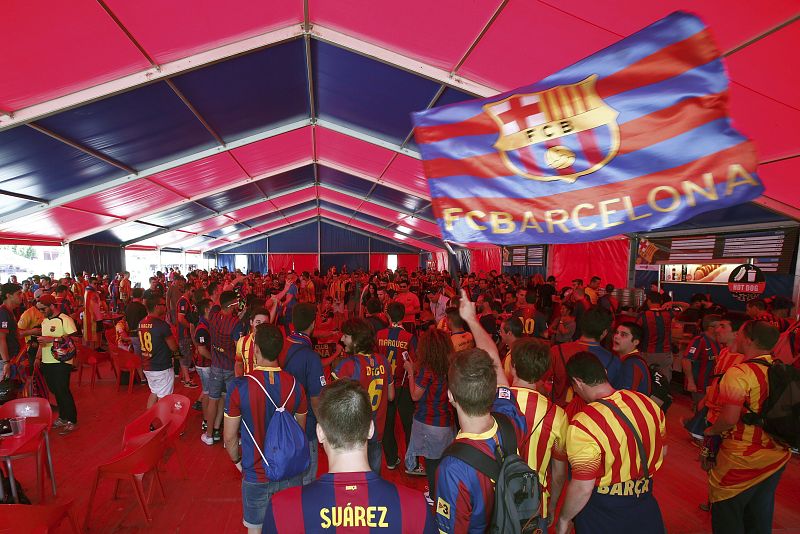 Aficionados del Barcelona en la "Fan zone", horas antes de la final de la Copa del Rey