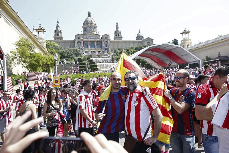 Aficionados del Athletic Club y Barcelona en la "Fan zone", horas antes de la final de la Copa del Rey