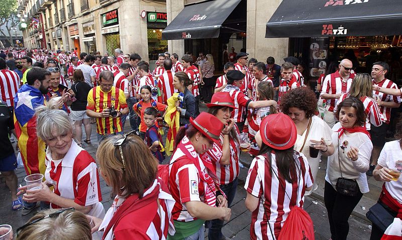 Aficionados del Athletic Club de Bilbao en los alrededores de la Plaza de Sant Jaume