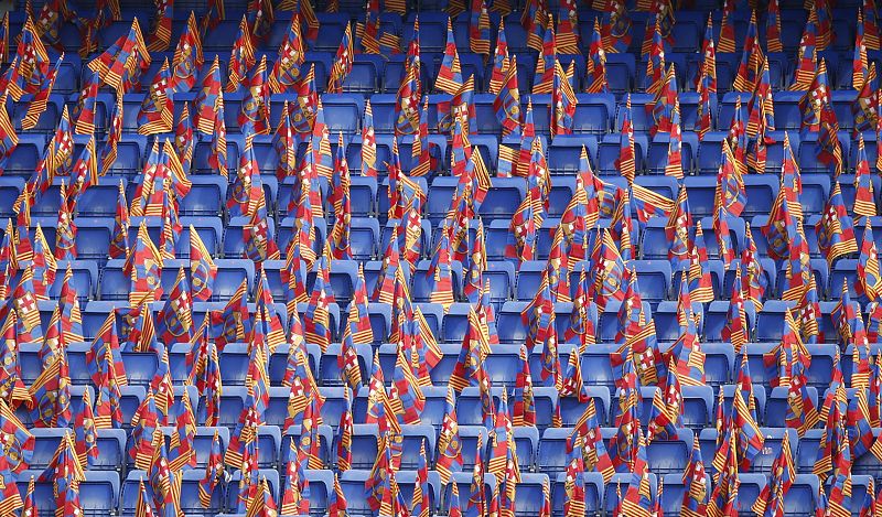 Banderines con los colores del FC Barcelona en las gradas antes del inicio de la final de la Copa del Rey de fútbol que disputan esta noche el equipo barcelonés y el Athletic Club en el Camp Nou.
