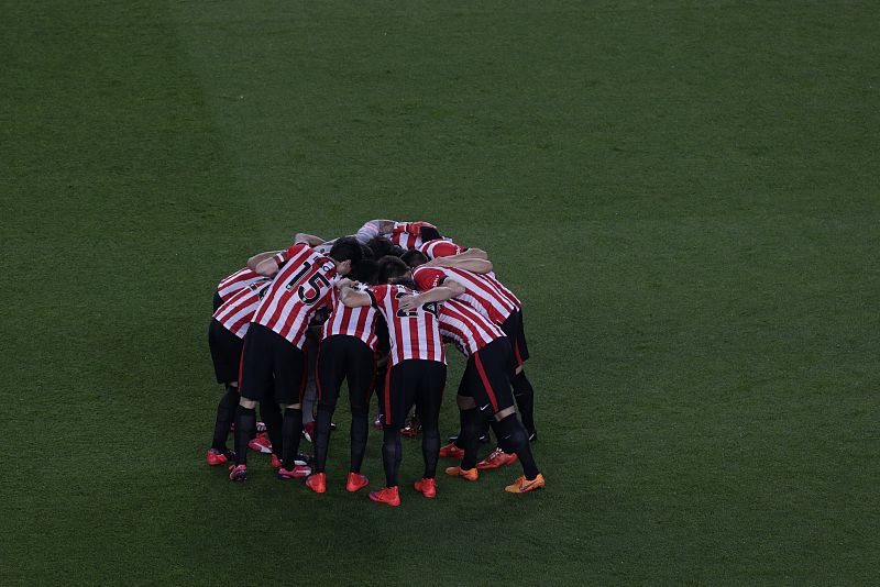 Los jugadores del Athletic de Bilbao, momentos antes del inicio de la final.