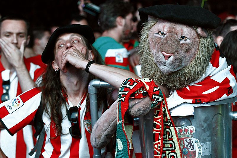 Un aficionado del Athletic no pone buena cara ante el resultado.