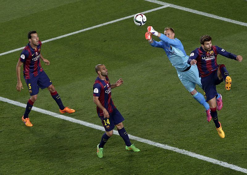 El portero del FC Barcelona Ter Stegen (2-d) despeja un balón.