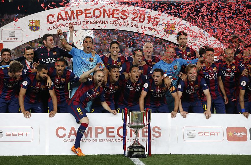 Los jugadores del FC Barcelona posan con la Copa del Rey conseguida ante el Athletic de Bilbao.