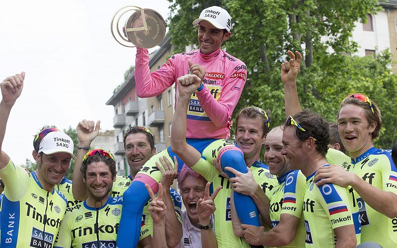 El equipo del Tinkoff-Saxo celebra el título de Contador.
