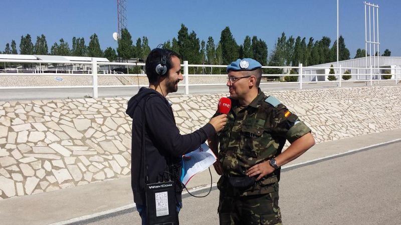 Chema García Langa, con el comandante Martínez Borrego, que explica la reunión de coordinación del Sector Este.