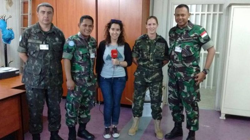 Alma Navarro, con militares serbios, nepalíes e indonesios.