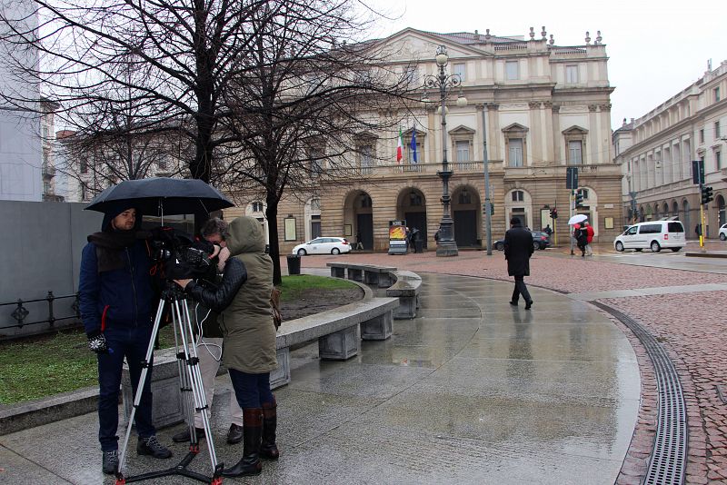 El equipo de rodaje del documental delante de la fachada de La Scala de Milán