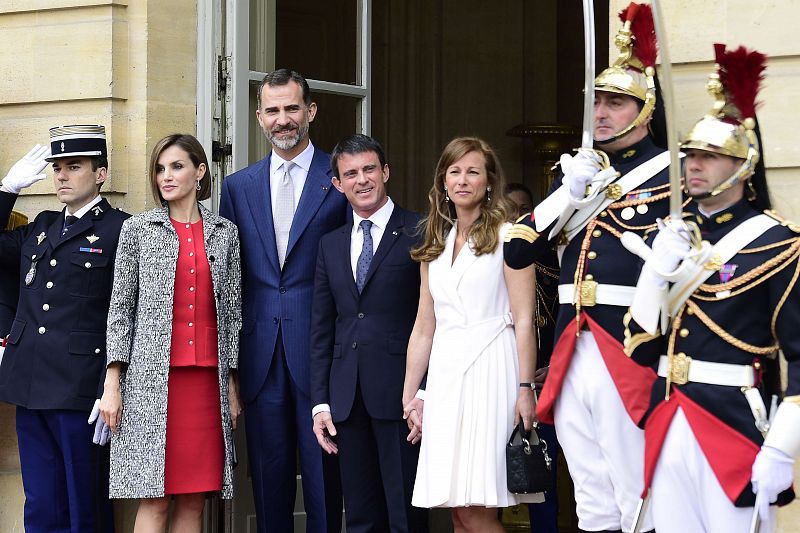 El rey Felipe VI y la reina Letizia, en su visita oficial de dos días a Francia, posando con el primer ministro francés, Manuel Valls, y su mujer, Anne Gravoin en el Hotel Matignon de París.