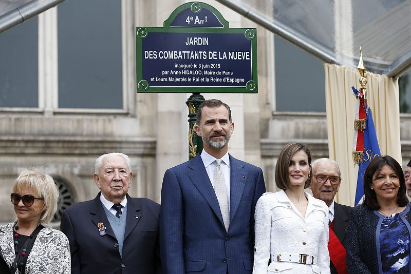 Los reyes y la alcaldesa de París posando junto a veteranos de la resistencia francesa en la inauguración del Jardín de los combatientes de La Nueve