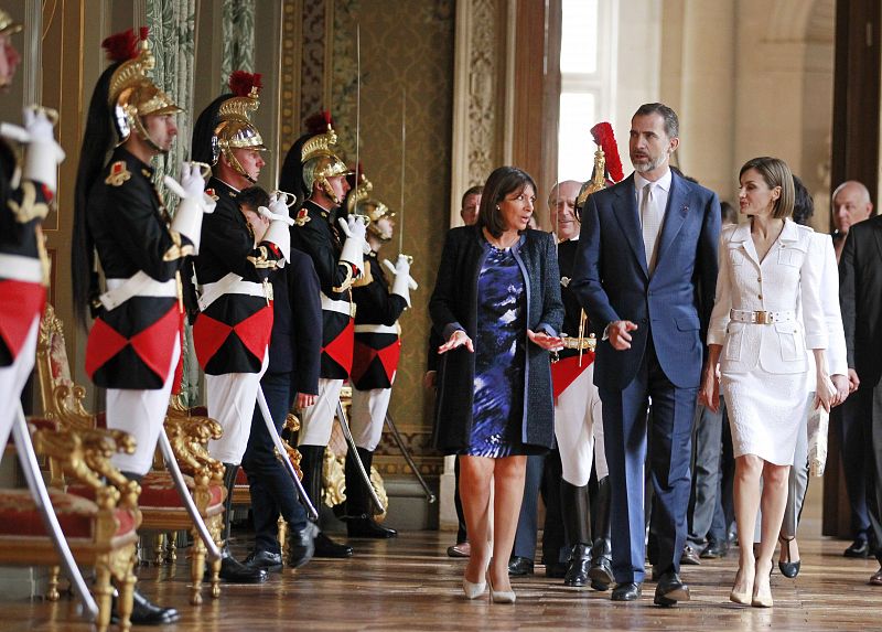 Los reyes de España, junto a la alcaldesa de París, Anne Hidalgo, en el interior del ayuntamiento.