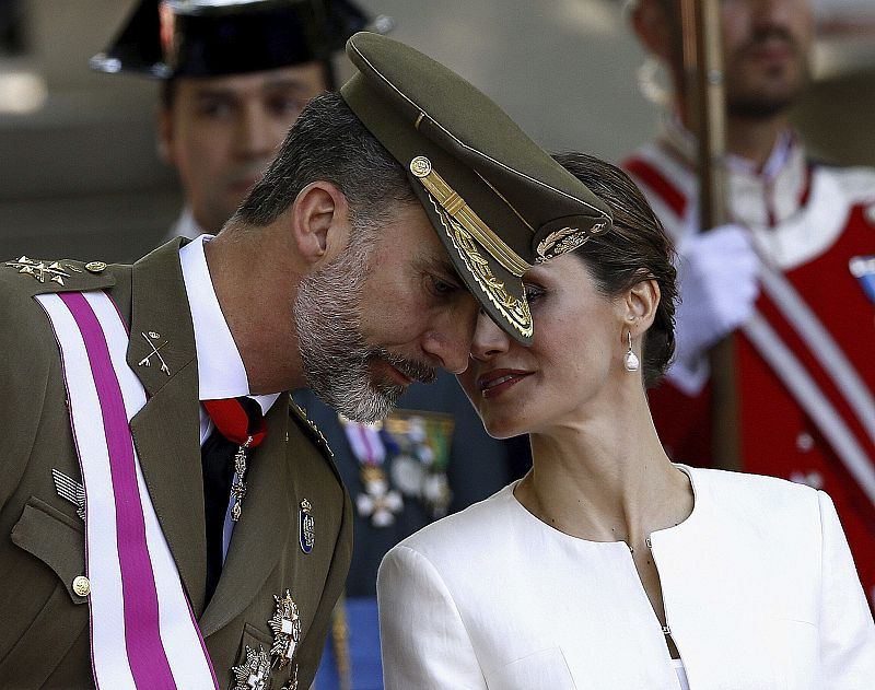 LOS REYES PRESIDEN DÍA DE LAS FUERZAS ARMADAS