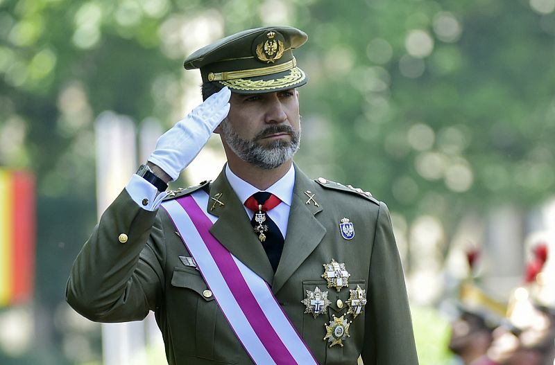 El rey Felipe VI, durante el desfile militar con motivo de la celebración del Día de Las Fuerzas Armadas.