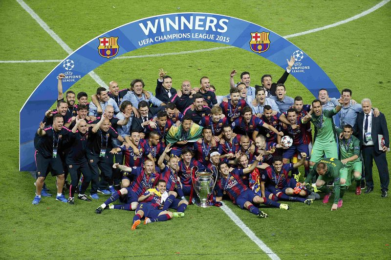 Los jugadores celebran junto al equipo técnico el título.