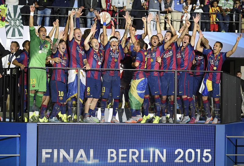 Los jugadores levantan la Copa de Europa mientras el himno del Barça se apodera de Berlín.