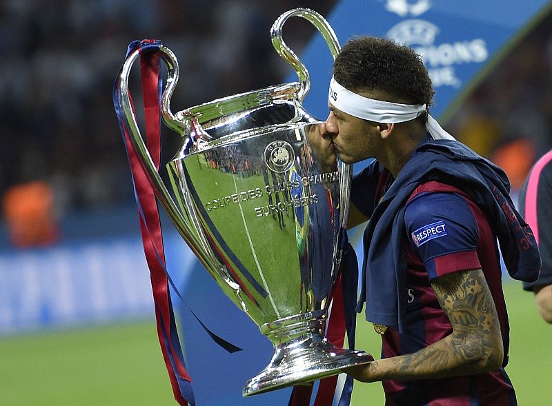 El jugador Neymar besa la Copa de Europa en el Estado Olímpico de Berlín.