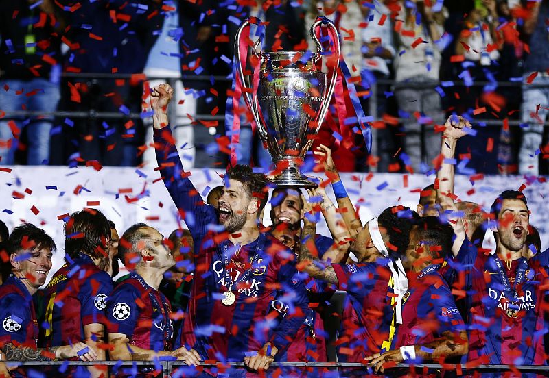 Los jugadores culés alzan la copa que les corona como campeones de Europa.