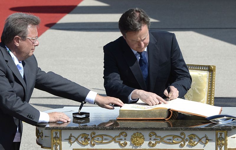 El primer ministro británico, David Cameron, firma un libro de visitas a su llegada al aeropuerto de Múnich.