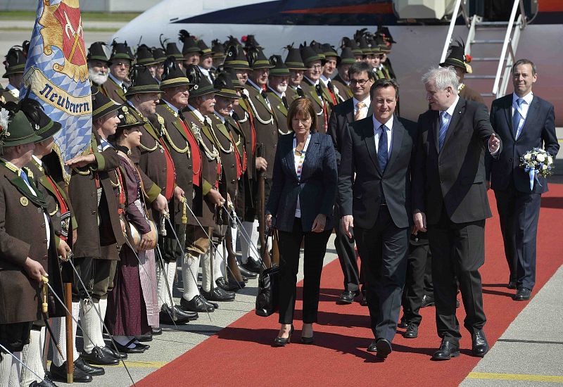 El primer ministro británico, David Cameron, es recibido por el ministro presidente de Baviera, Horst Seehofer, en el aeropuerto de Múnich, Alemania.